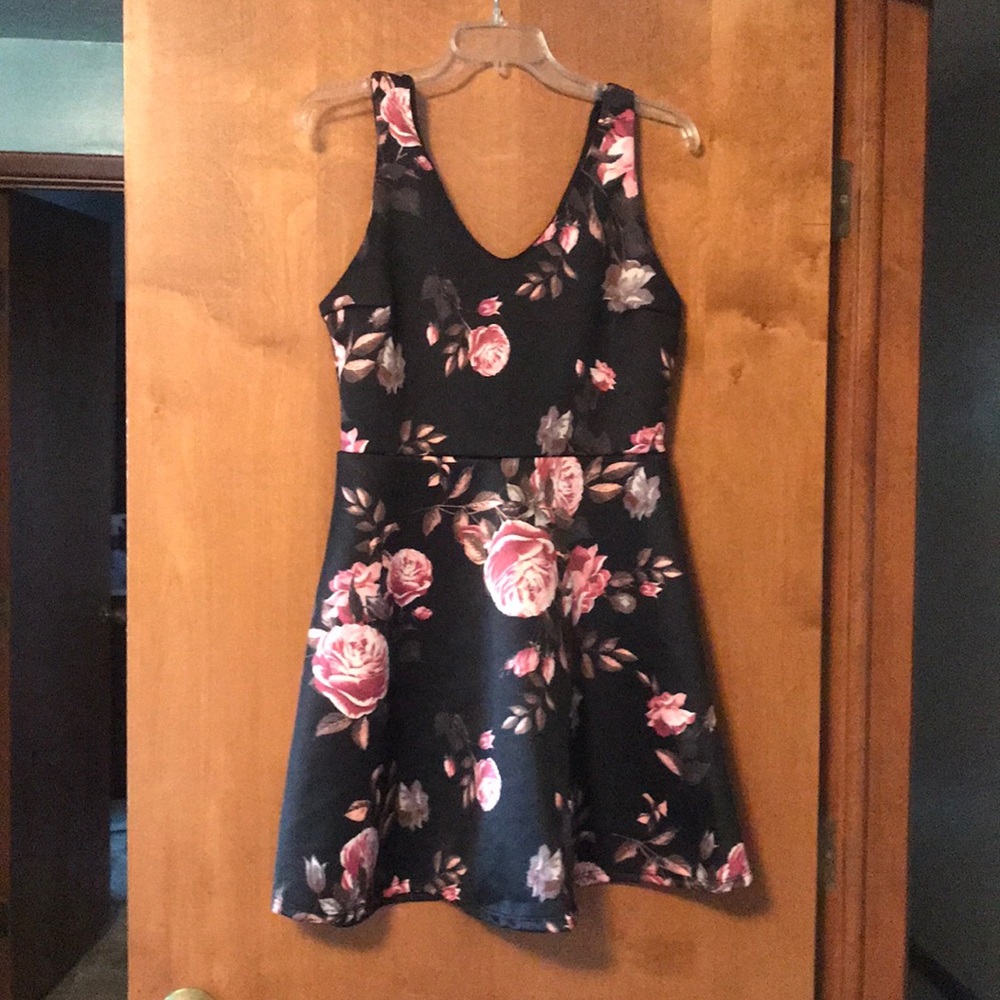 BEAUTIFUL FLORAL DRESS NWOT